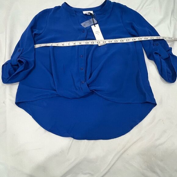 NWT Olive & Oak true royal roll sleeves blouse size medium - Picture 3 of 10
